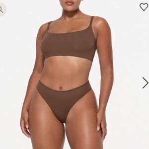 SKIMS FITS EVERYBODY BACK SMOOTHING SCOOP BRALETTE